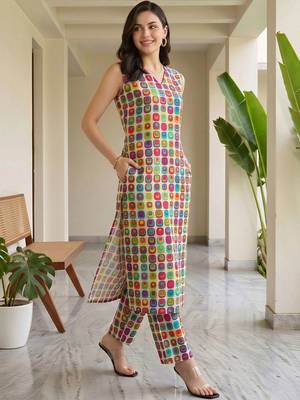 women printed regular cotton kurta with trousers 5