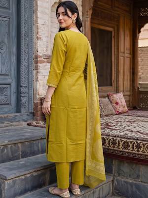 women ethnic motifs printed regular cotton kurta with trousers & with dupatta 3