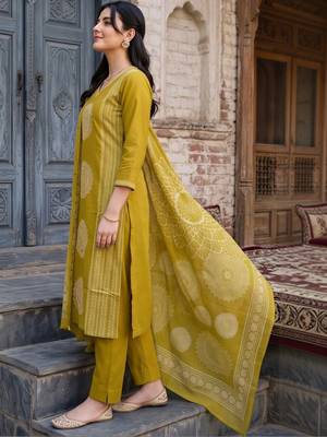 women ethnic motifs printed regular cotton kurta with trousers & with dupatta 4