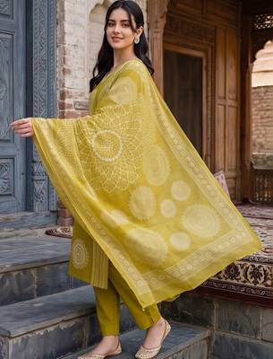 women ethnic motifs printed regular cotton kurta with trousers & with dupatta 5