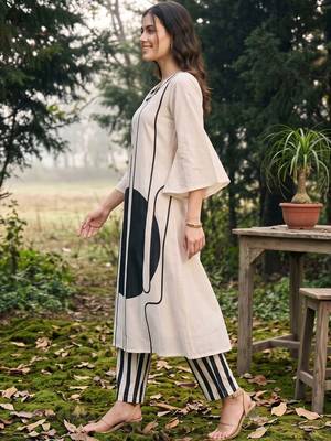 women printed regular cotton kurta with trousers 3