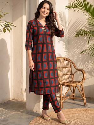 women printed regular kurta with trousers 1