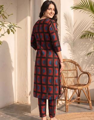 women printed regular kurta with trousers 3