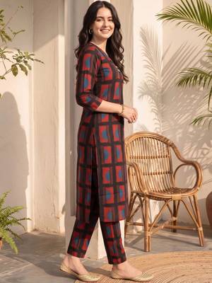 women printed regular kurta with trousers 4