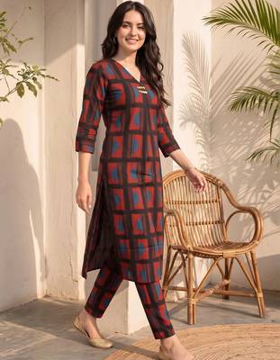 women printed regular kurta with trousers 5