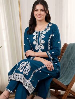 women ethnic motifs embroidered regular thread work kurta with trousers 2