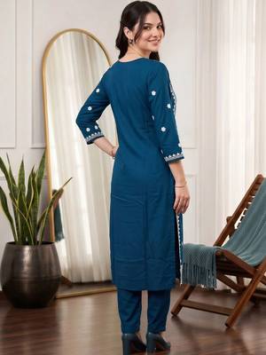 women ethnic motifs embroidered regular thread work kurta with trousers 3