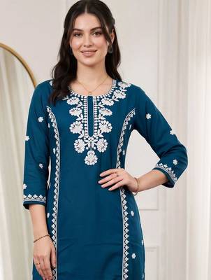women ethnic motifs embroidered regular thread work kurta with trousers 4