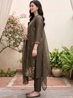 women ethnic motifs embroidered regular thread work cotton kurta with trousers & with dupatta 4