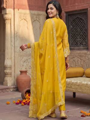 women ethnic motifs embroidered regular thread work kurta with trousers & with dupatta 3