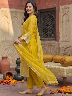 women ethnic motifs embroidered regular thread work kurta with trousers & with dupatta 4