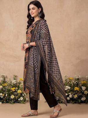 women ethnic motifs printed regular cotton kurta with trousers & with dupatta 3