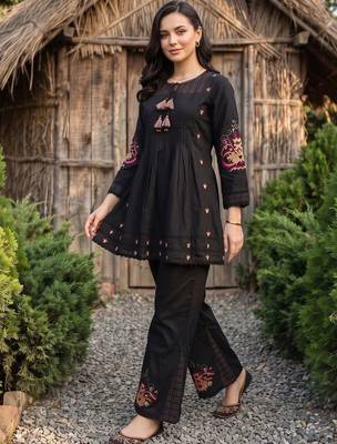 women ethnic motifs embroidered panelled thread work cotton kurti with trousers 1
