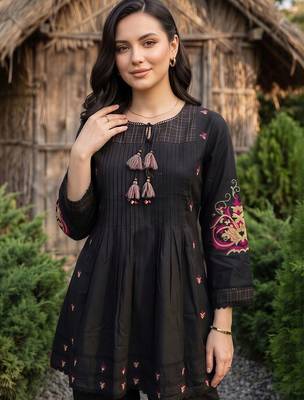 women ethnic motifs embroidered panelled thread work cotton kurti with trousers 2