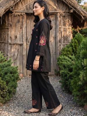 women ethnic motifs embroidered panelled thread work cotton kurti with trousers 3
