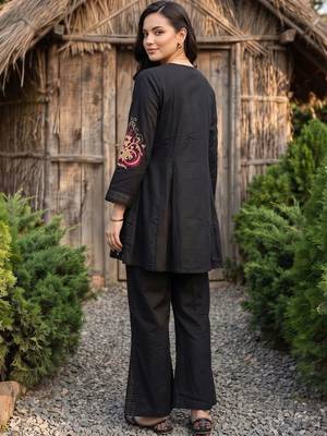 women ethnic motifs embroidered panelled thread work cotton kurti with trousers 4