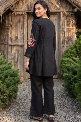 women ethnic motifs embroidered panelled thread work cotton kurti with trousers