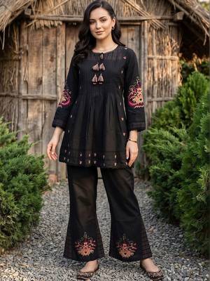 women ethnic motifs embroidered panelled thread work cotton kurti with trousers 6