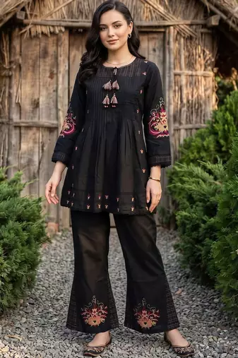women ethnic motifs embroidered panelled thread work cotton kurti with trousers