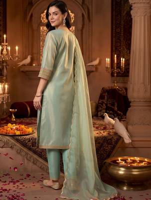 women ethnic motifs embroidered regular kurta with trousers & with dupatta 4