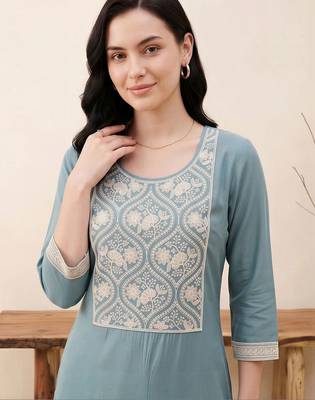 women ethnic motifs embroidered regular thread work kurta with trousers 2