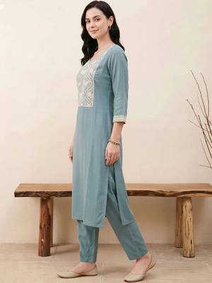 women ethnic motifs embroidered regular thread work kurta with trousers 3