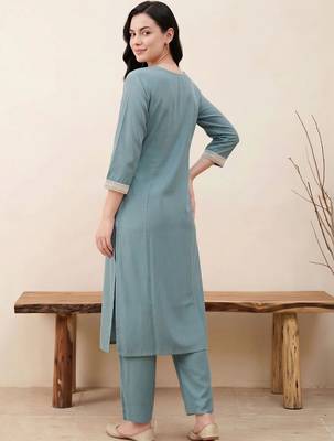 women ethnic motifs embroidered regular thread work kurta with trousers 4
