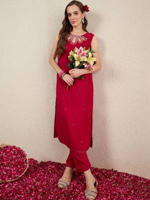 women embroidered regular thread work kurta with trousers 2