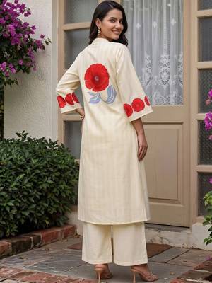 women floral printed regular cotton kurta with palazzos 4