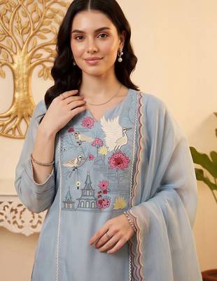 women ethnic motifs embroidered regular kurta with trousers & with dupatta 2