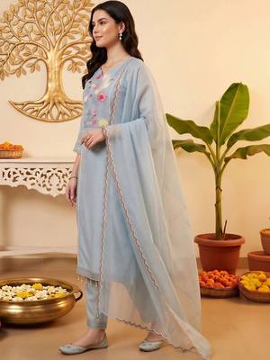 women ethnic motifs embroidered regular kurta with trousers & with dupatta 3
