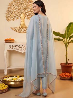 women ethnic motifs embroidered regular kurta with trousers & with dupatta 4