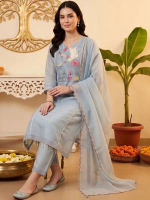 women ethnic motifs embroidered regular kurta with trousers & with dupatta 5