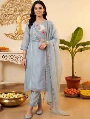 women ethnic motifs embroidered regular kurta with trousers & with dupatta 6