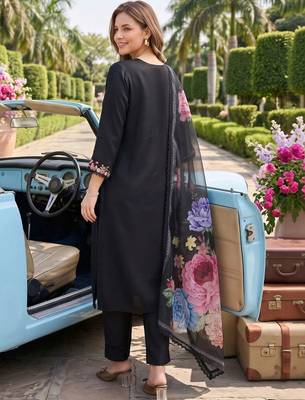 women floral embroidered regular thread work kurta with trousers & with dupatta 4