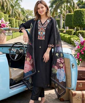 women floral embroidered regular thread work kurta with trousers & with dupatta 6