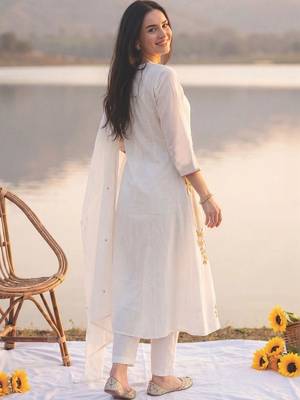 women ethnic motifs embroidered regular thread work cotton kurta with trousers & with dupatta 4