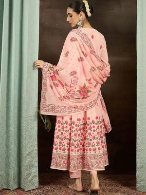 women floral printed regular cotton kurta with trousers & with dupatta 4