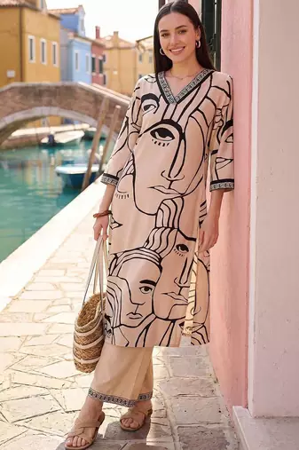 women printed regular kurta with trousers