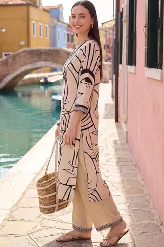 women printed regular kurta with trousers