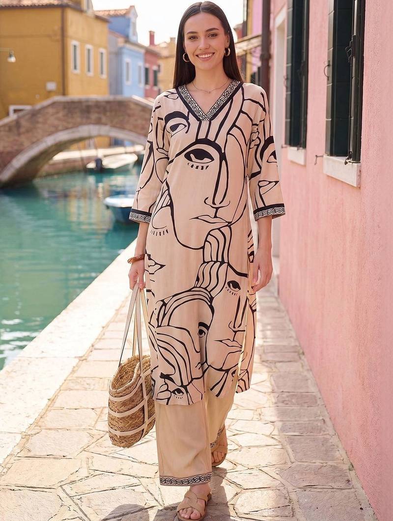women printed regular kurta with trousers