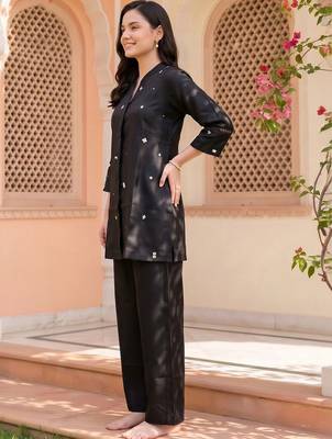 women ethnic motifs embroidered regular thread work kurta with palazzos 3