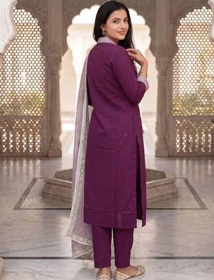 women regular cotton kurta with trousers & with dupatta 4