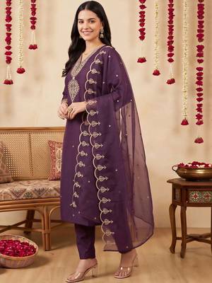 women ethnic motifs embroidered regular thread work kurta with trousers & with dupatta 3