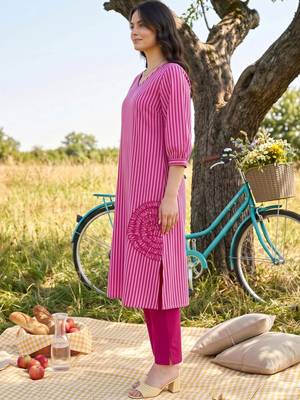 women printed regular cotton kurta with trousers 2