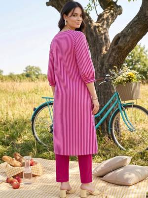 women printed regular cotton kurta with trousers 3