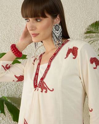 women animal printed regular thread work cotton kurta with trousers 2