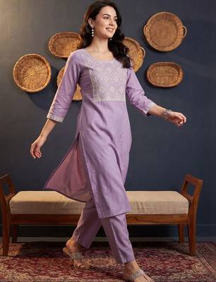 women ethnic motifs embroidered regular thread work kurta with trousers 3