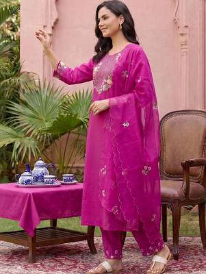 women floral embroidered regular thread work kurta with trousers & with dupatta 3