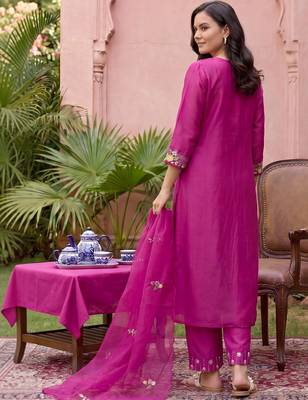 women floral embroidered regular thread work kurta with trousers & with dupatta 4